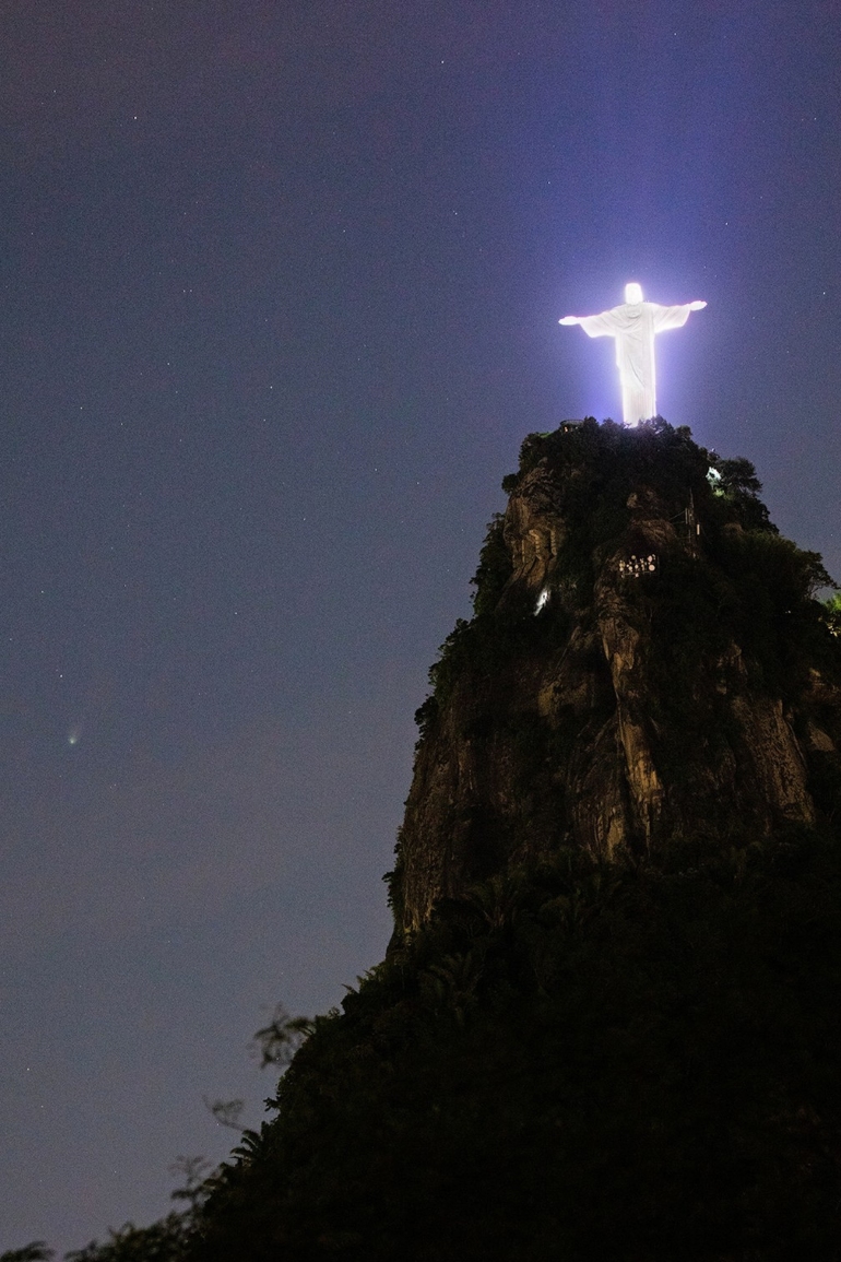 Imagens de cometa Leonard são capturadas ao lado do Cristo Redentor e momento impressiona