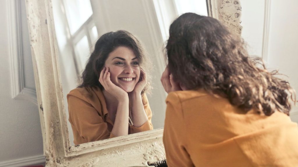 Uso de produtos anti-idade melhora a autoestima da mulher, diz estudo