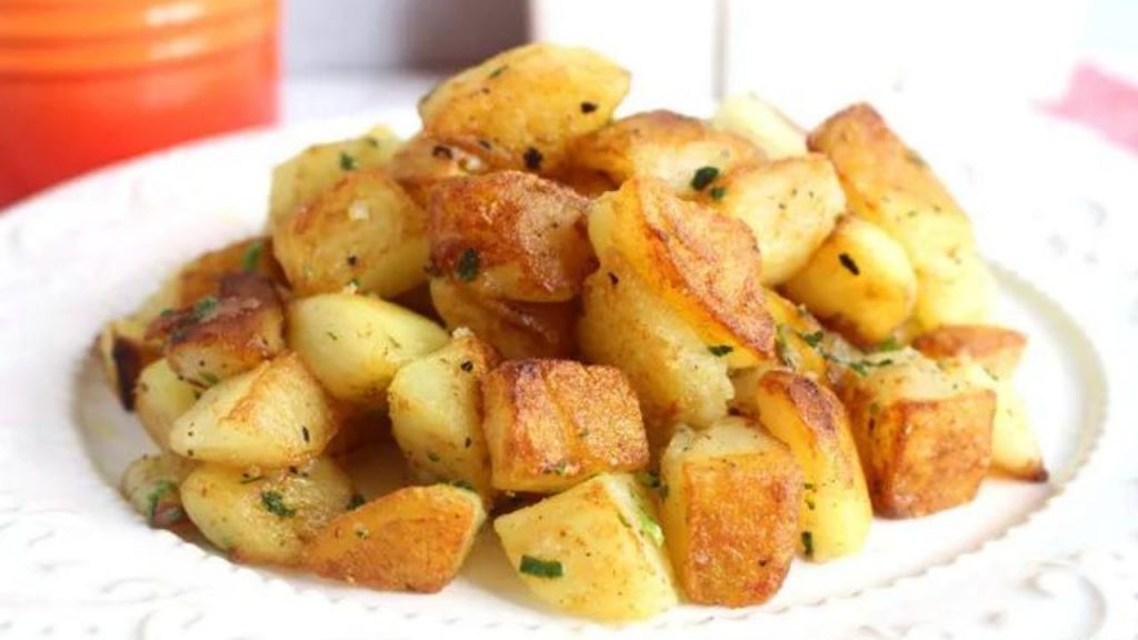 Batata salteada é uma excelente opção para seu almoço