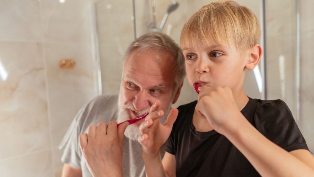 Escovação na infância é indispensável para garantir saúde oral ao longo da vida