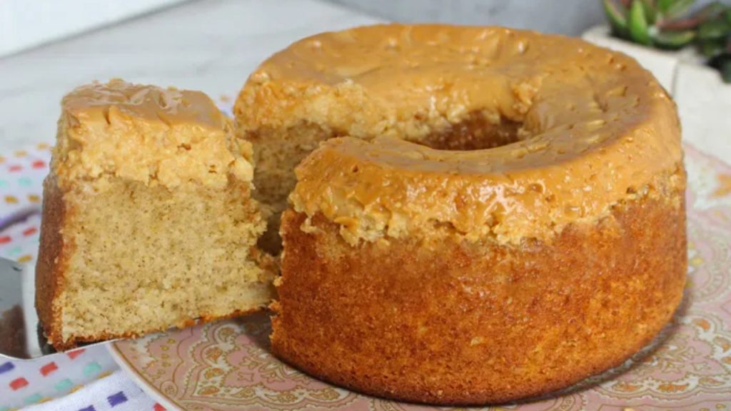 Bolo de churros invertido já sai do forno com COBERTURA: aprenda receita!