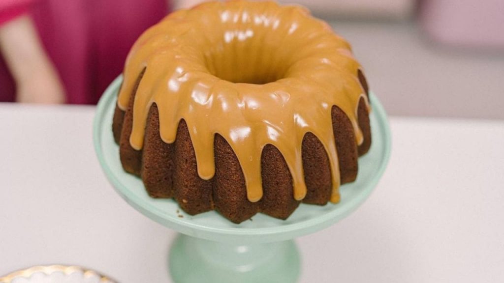 Confeiteira ensina uma receita deliciosa e especial de bolo de churros; faça em casa