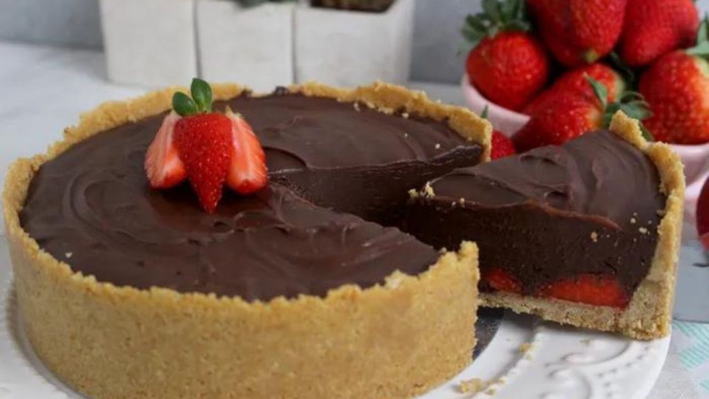 Para seu fim de semana: torta de morango com chocolate de apenas 5 ingredientes