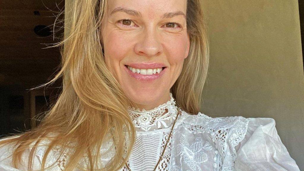 Atriz de 'Menina de Ouro', Hilary Swank anuncia gravidez de gêmeos aos 48 anos