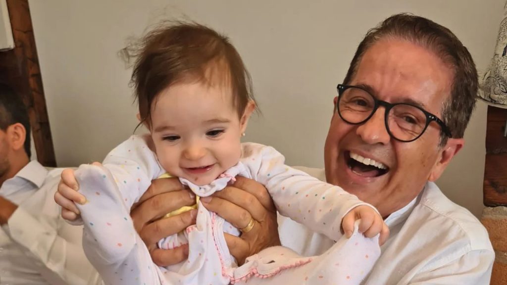 Carlos Tramontina celebra em batizado de neta, Alice: "Alegria do vovô"