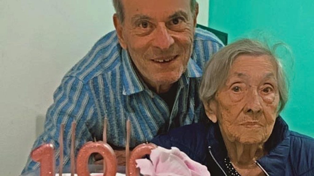 Mãe de Ney Matogrosso completa 100 anos e cantor celebra: "Uma benção"