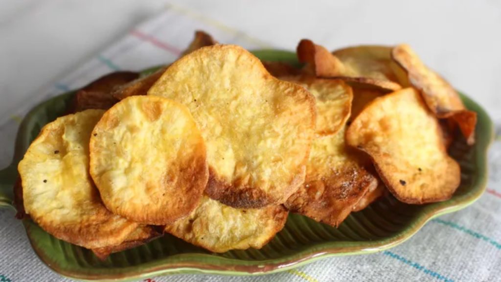 Simples e saudável: receita de chips de batata-doce na airfryer