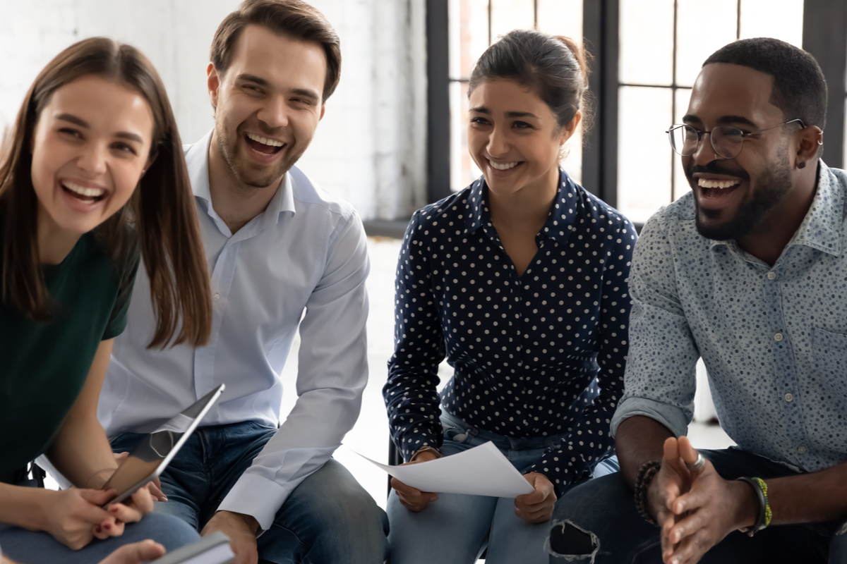 Grupo de amigos sorrindo no ambiente de trabalho