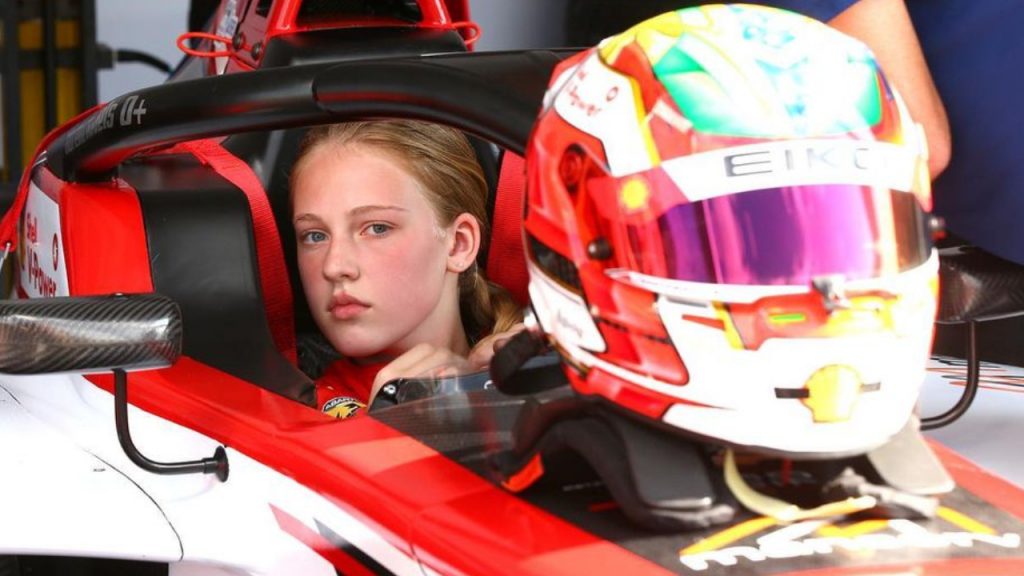 Aos 16 anos, brasileira se torna nova pilota da Ferrari e quebra paradigma