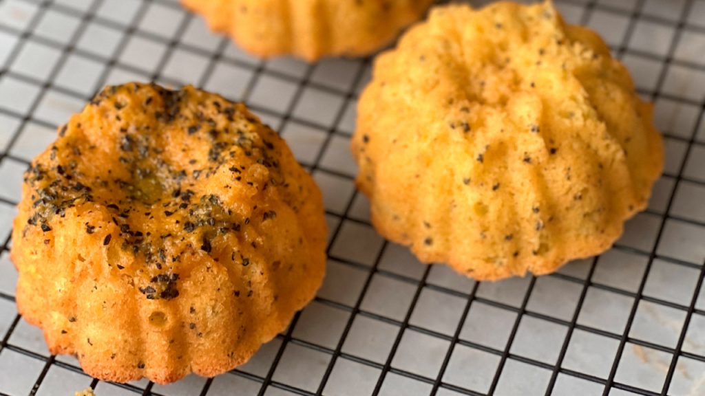 Bolo de maracujá fofinho leva fruta de verdade e é ideal para acompanhar o café!