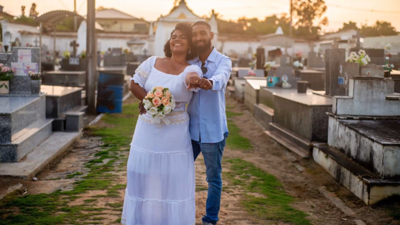 Coveira e agente funerário escolhem cemitério como cenário para fotos de casamento