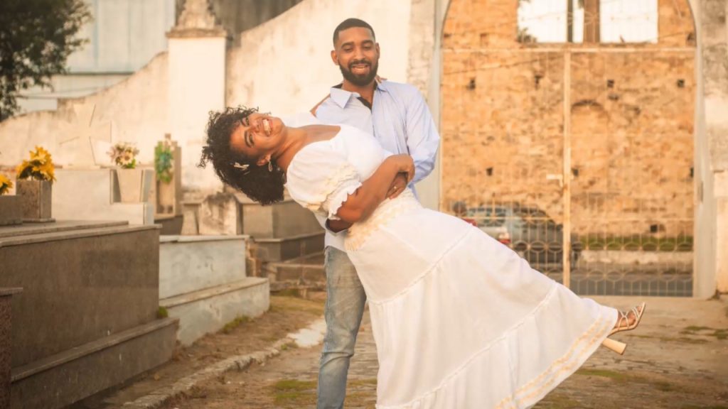 No ES, coveira e agente funerário escolhem cemitério como cenário para fotos de casamento