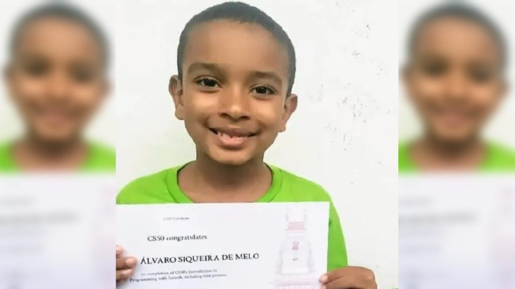 Aos 7 anos, menino do Complexo da Maré conclui curso de programação em Harvard