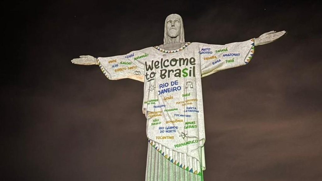 Fãs de Taylor Switf arrecadam 20 mil panetones para iluminar Cristo Redentor