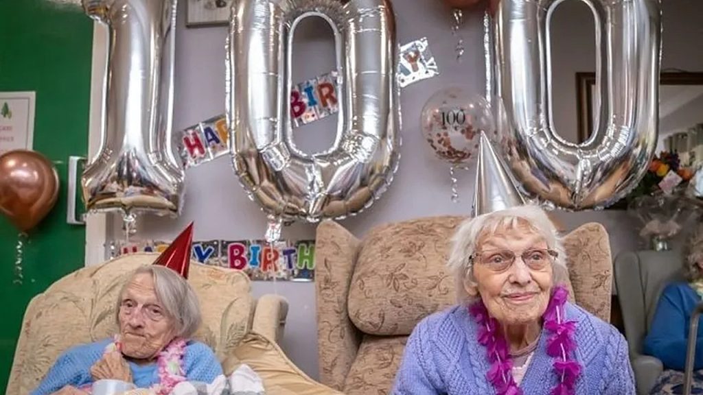 Na Inglaterra, gêmeas idênticas celebram aniversário de 100 anos juntas