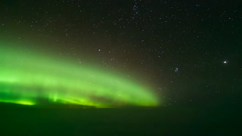 Pilotos de avião registram aurora boreal durante voo para Lisboa, Portugal