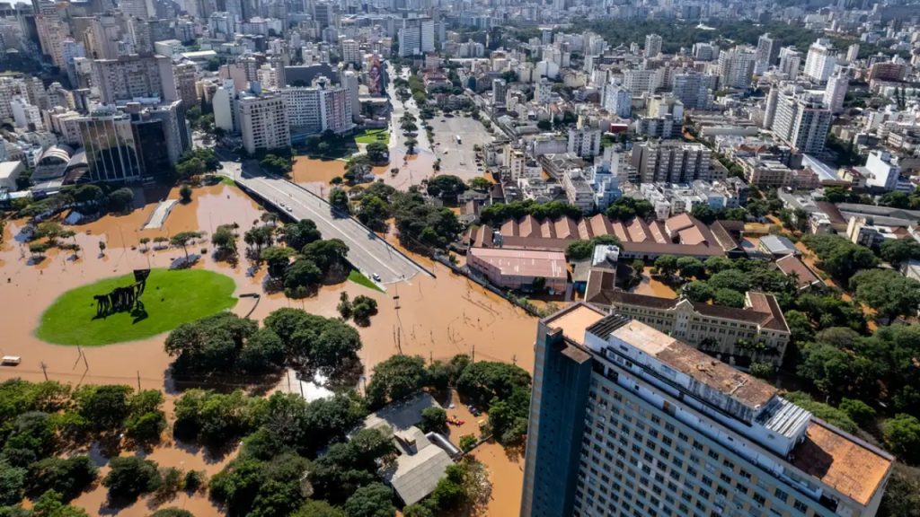 Chuvas no RS: saiba o que fazer se tiver contato direto com a água da enchente